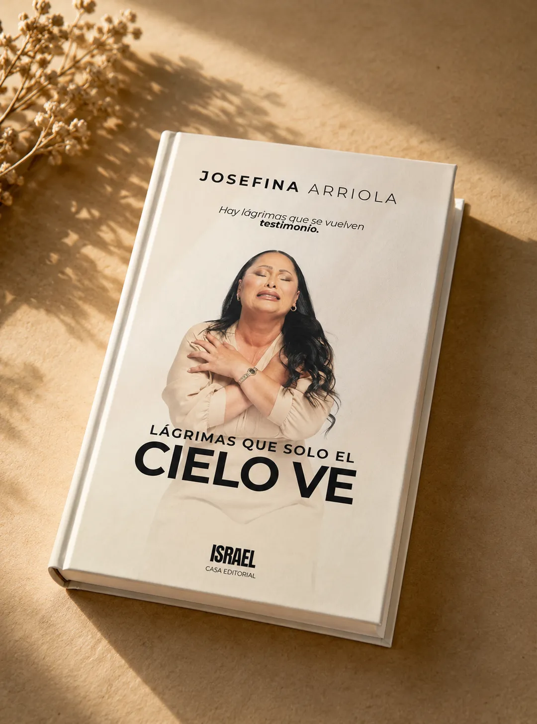 Mockup del libro físico · tapa blanda · ángulo 3/4 · superficie de papel kraft · luz natural lateral suave